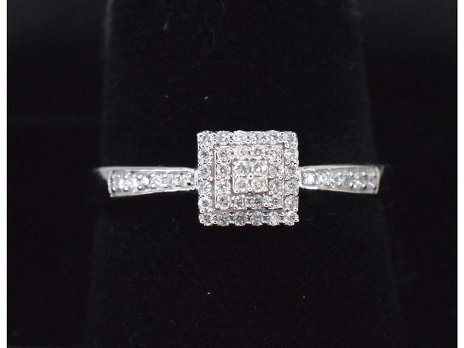 Bague 54 Bague entourage en or blanc avec diamants 58 Facettes 2007