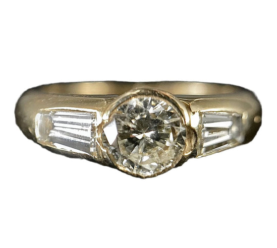 Bague 54 Bague or jaune sertie d'un diamants brillant et deux diamants taille trapèze 58 Facettes