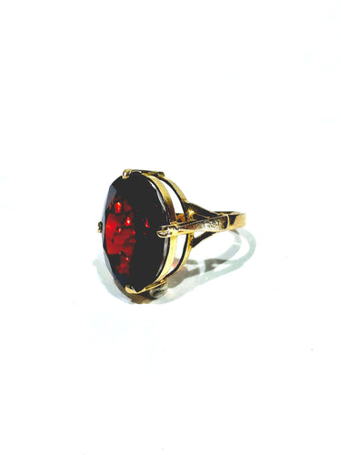 18-carat champagne gold ring and garnet 