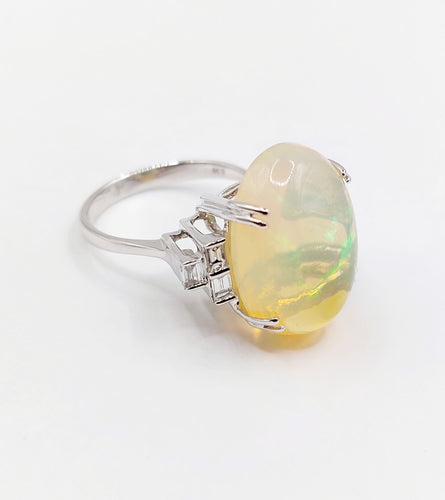 Bague cocktail vintage or blanc, opale cabochon 9,50 carats et diamants baguettes 58 Facettes A05976
