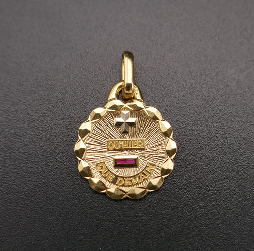 Pendentif AUGIS - Médaille d'Amour or jaune et rubis 58 Facettes C74-04