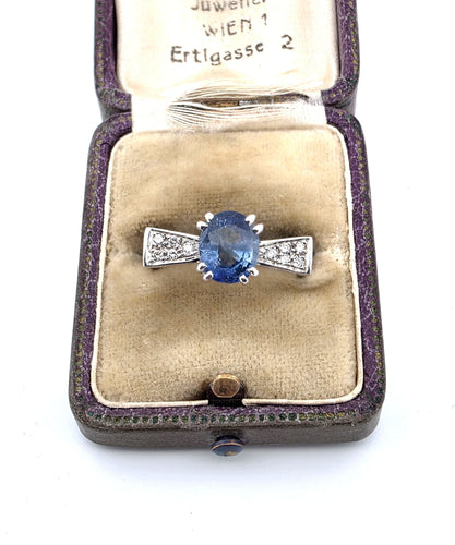 Bague 54 Bague vintage en or blanc avec un saphir central et des diamants environnants 58 Facettes