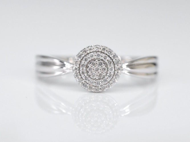 Bague 54 Bague entourage en or blanc avec diamants 58 Facettes 2001