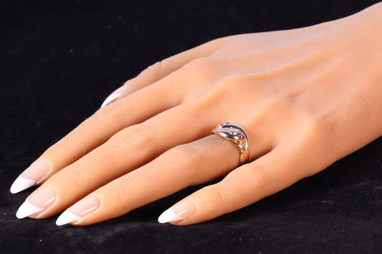 Bague 53 Bague double serpent de l'époque victorienne : un symbole d'éternité avec diamants et rubis 58 Facettes 24292-0131