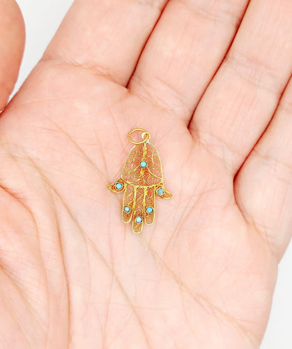 Pendentif Pendentif vintage or jaune Main de fatma orné de turquoises (circa 1950) 58 Facettes A04727