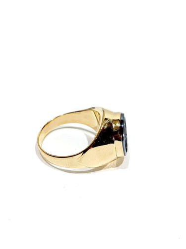 Intaglio ring in gold and hematite 