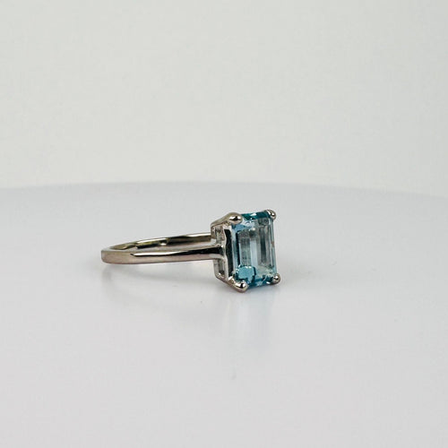 Bague 57 Bague en or blanc 18 carats avec aigue-marine taille émeraude 58 Facettes 2410024