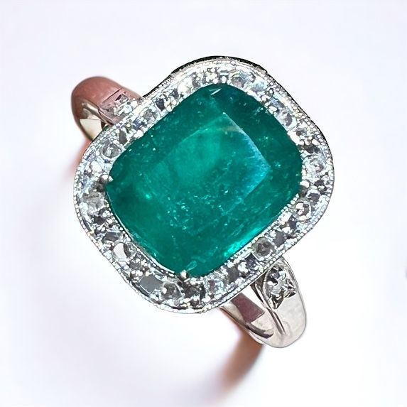 Ring Art Deco Emerald 1.60 ct diamonds