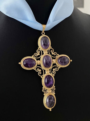 Importante croix en or jaune 18k sertie de 6 améthystes 58 Facettes