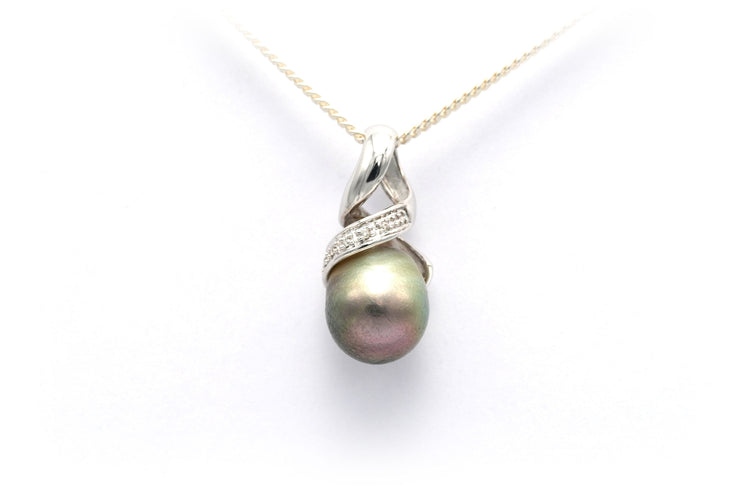 Pendentif Pendentif contemporain en or blanc 18 carats serti d'une perle de Tahiti et de diamants "taille" brillant (+-0.015ct) 58 Facettes B572