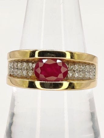 Bague 55 Bague bandeau or jaune ornée d'un rubis et de diamants 58 Facettes