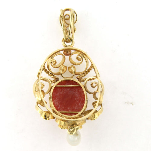 Pendentif Pendentif en or jaune serti de corail et de perles 58 Facettes