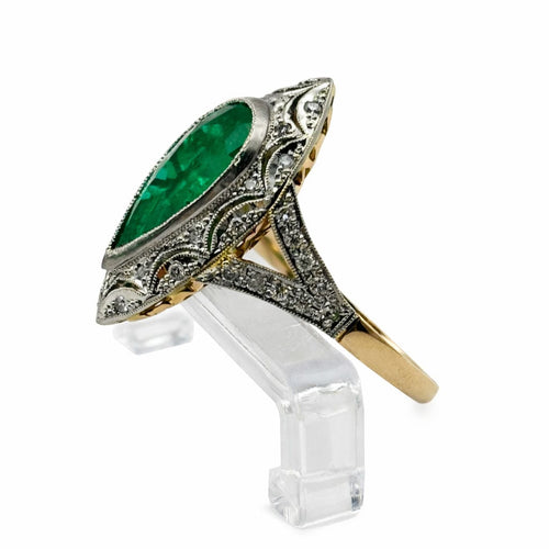 Bague Bague en or blanc et platine, émeraude naturelle en forme de poire sertie de diamants. 58 Facettes 50160