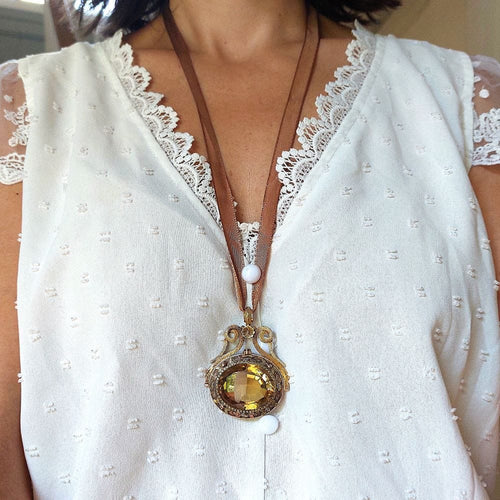 Pendentif Pendentif or jaune citrine « Hélios » Époque Restauration, vers 1819–1838. 58 Facettes 181