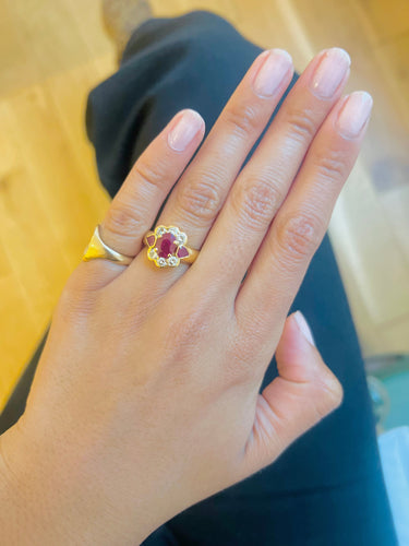 Bague 54 Bague en or jaune, rubis et diamants 58 Facettes