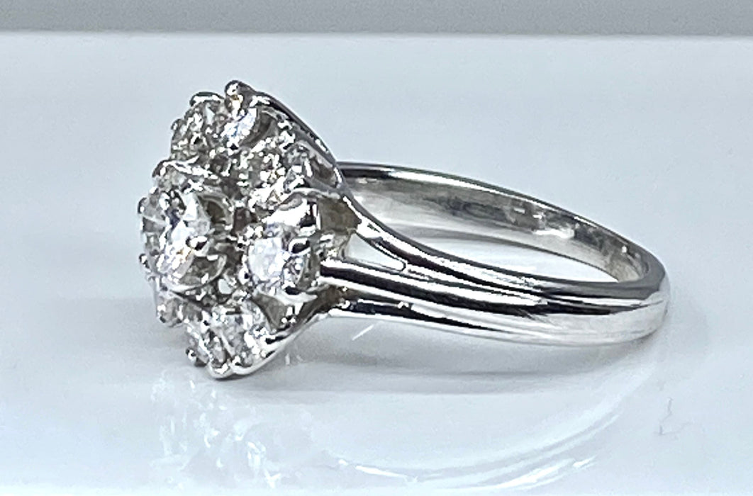 Daisy ring in witgoud bezet met 9 diamanten