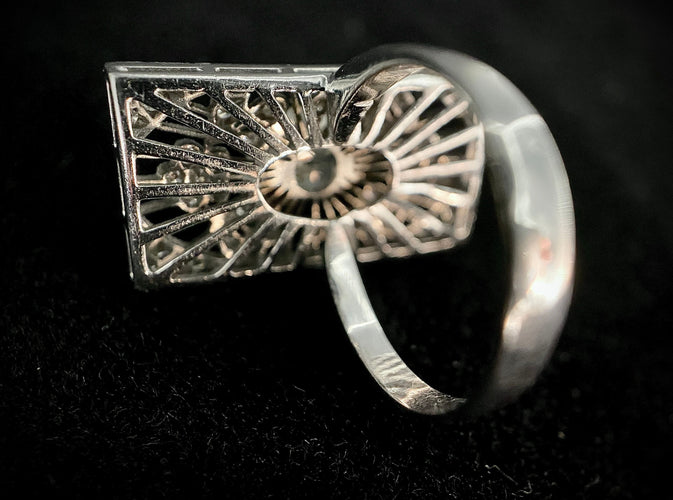 Bague 54 Bague de forme rectangulaire sertie d'un diamant taillé en coussin de 1,20 carats 58 Facettes