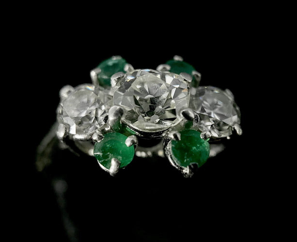 Bague 56 Bague or blanc diamant ovale de 0,70 carat et émeraudes 58 Facettes