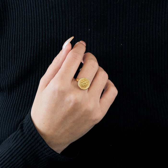 Anillo de oro amarillo monedas de oro.