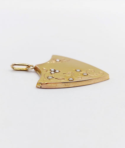 Pendentif Pendentif antique jaune blason, fleurs et papillon orné de perles (circa 1900) 58 Facettes A06306