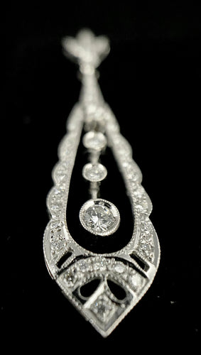 一对镶嵌着明亮钻石的吊坠耳环