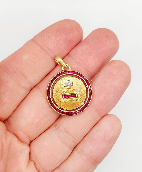 Pendentif AUGIS - ULTRA RARE Médaille d'amour 23mm or jaune, diamant et rubis calibrés  "+ qu'hier - que demain" 58 Facettes A03182