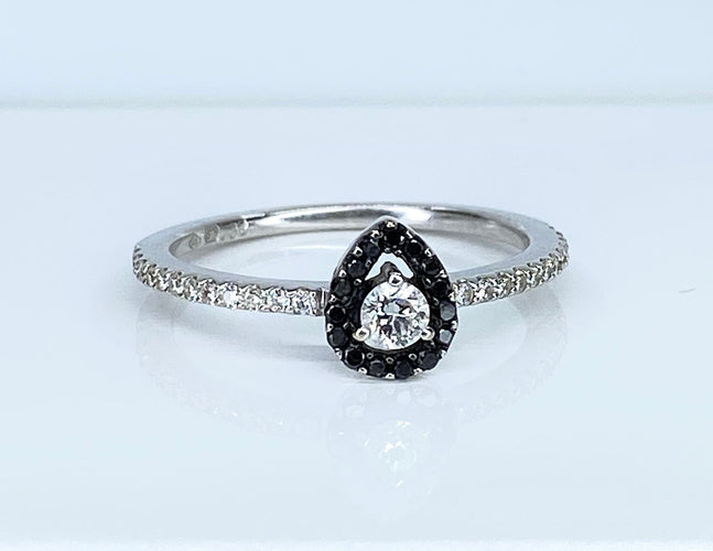 Bague 52.5 Bague solitaire or blanc, diamants blancs et diamants noirs. 58 Facettes AB509
