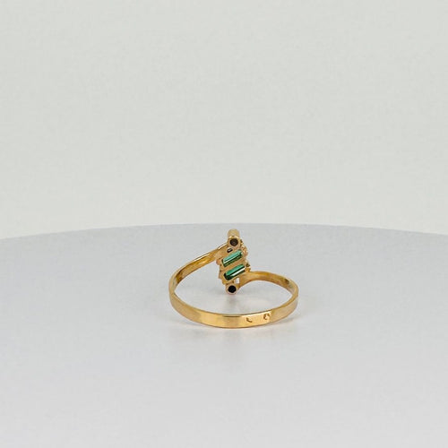 黄金戒指，镶嵌绿色碧玺祖母绿切割和圆形切割钻石 