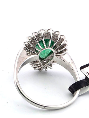 Anello in oro bianco con smeraldo centrale e diamanti a contorno 58 Facettes