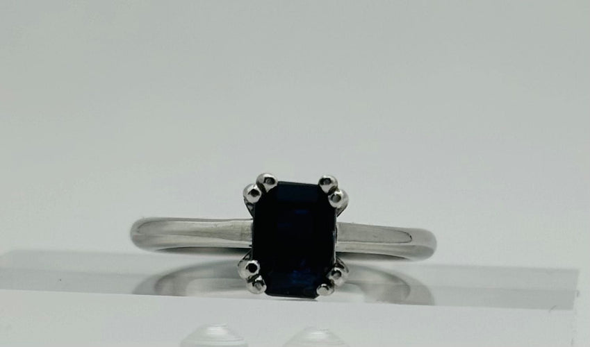 Bague Bague en or avec un saphir central 58 Facettes 50023