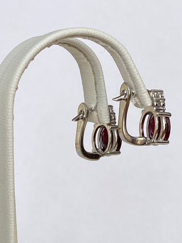 Boucles d'oreilles Boucles d'oreilles puces exquises en or blanc, serties d'un rubis rouge de 4,32 carats et de diamants 58 Facettes