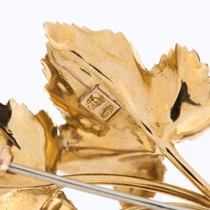 Vineyard leaf brooch in yellow gold with pearls