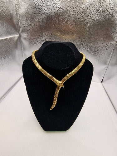 Collier Collier Serpenti vintage en or jaune 18kt avec émeraudes et rubis 58 Facettes