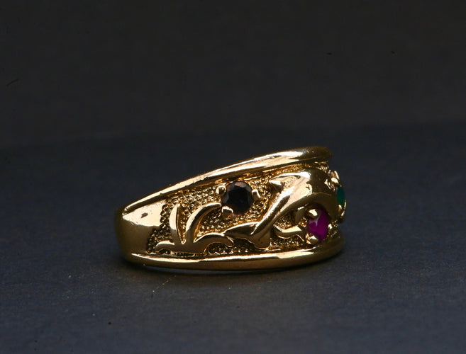 52 Bague en or sertie de pierres précieuses 58 Facettes