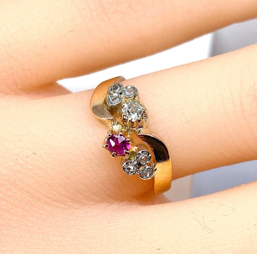 Bague 49 Bague en or 18 carats en diamants et rubis, époque 1900 58 Facettes AB490