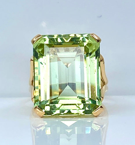 Anillo de oro amarillo y berilo verde de 20 quilates 