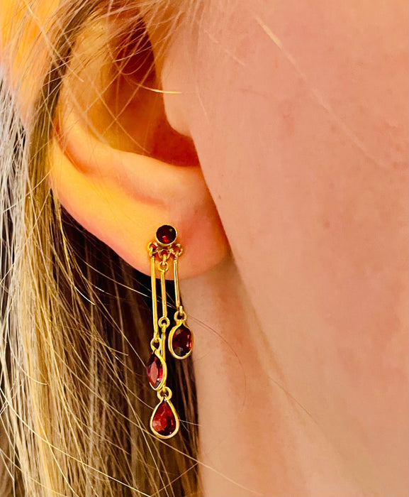 Yellow gold and garnet earrings