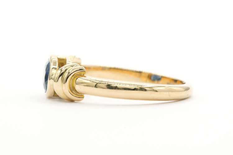 Bague 52 Bague contemporaine en or jaune sertie d'un saphir 58 Facettes 21648