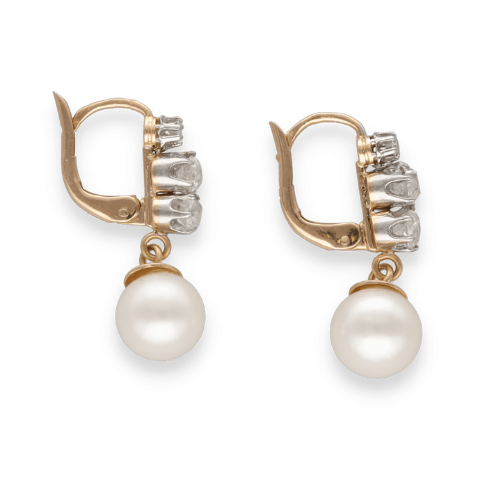 Gouden en platina sleeper-oorbellen met diamanten en gekweekte parels.
