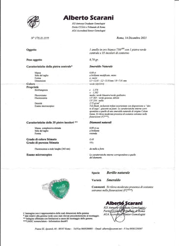 Bague en or blanc ornée d'une émeraude colombienne taille cœur de 6,60 ct et de diamants