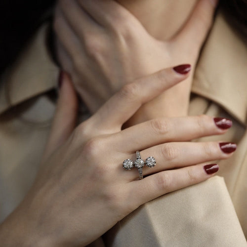 Bague 55 Bague ancienne vers 1930 en or gris 18K et platine avec 3 diamants taille ancienne - Taille 55 58 Facettes FB09772