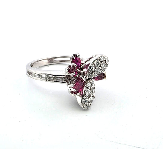 Bague 51 Bague en or blanc avec rubis et diamants 58 Facettes