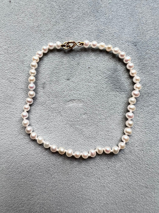 Charming little cultured pearl bracelet with gold clasp