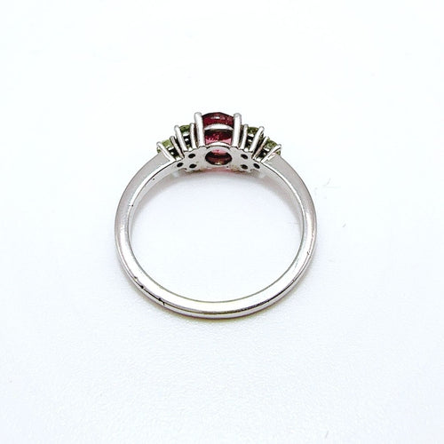 Vintage hvidguldsring med oval turmalin og peridoter. 