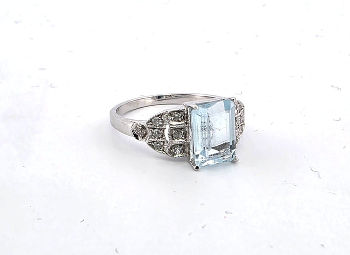 Bague 54 Bague en or blanc avec aigue-marine et diamants 58 Facettes