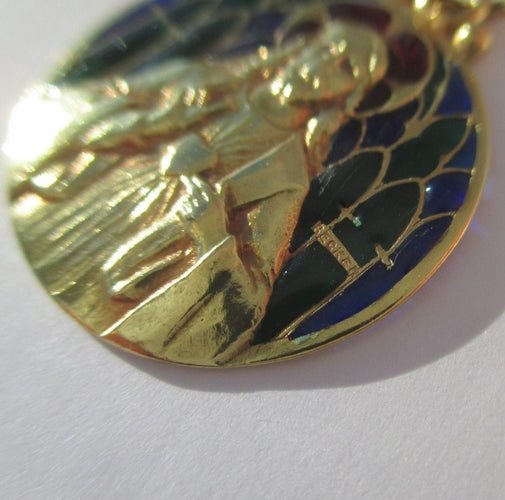 Pendentif Becker - Médaille pendentif Jésus Christ émail plique-à-jour en or jaune 18k 58 Facettes