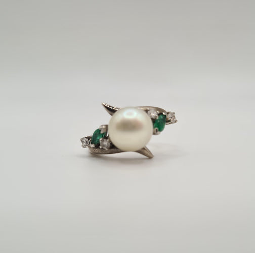 Bague 50.5 Bague or blanc sertie d’une perle de culture, diamants et émeraudes 58 Facettes