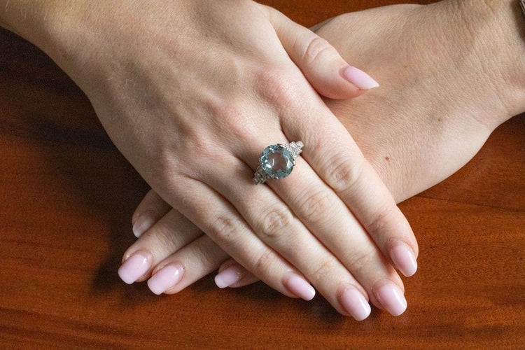 Bague 52 Une bague unique en or blanc ornée d'aigue-marine et de diamants 58 Facettes 11477