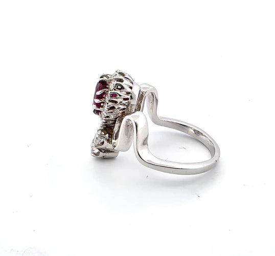 Bague 53 Splendide bague en or blanc 18 carats avec rubis central et diamants environnants 58 Facettes