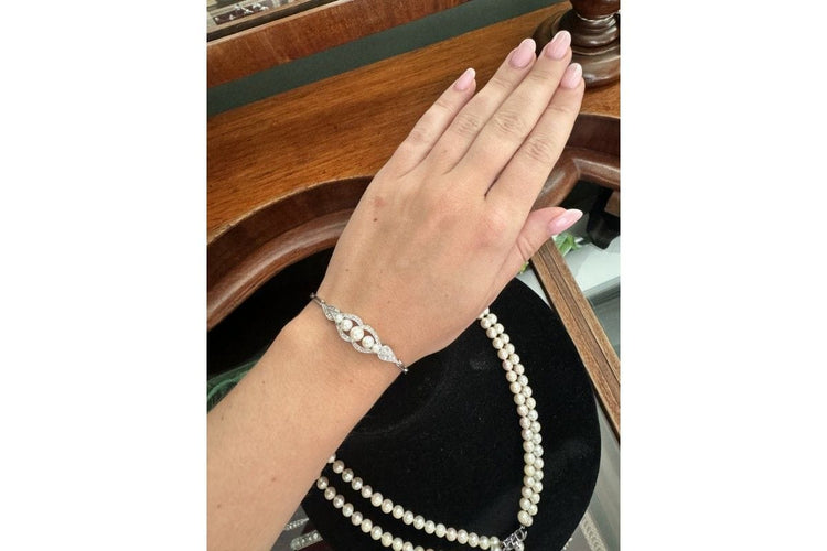 Bracelet Bracelet en or blanc avec perles et diamants 58 Facettes 10232